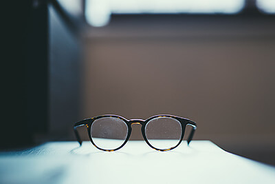 Bei Nichtbestehen des Sehtestes wird eine Sehhilfe z. B. eine Brille oder Kontaktlinsen benötigt